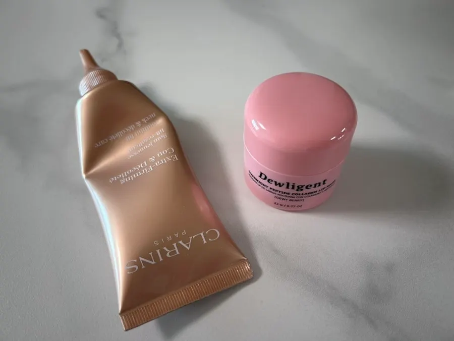 Nail color matched with the lip mask