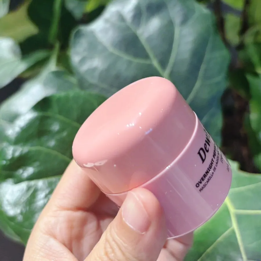 Lip mask that fits easily in a pouch