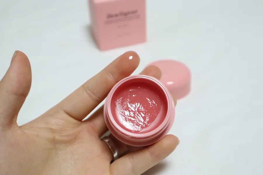 Lip mask ingredients and product packaging