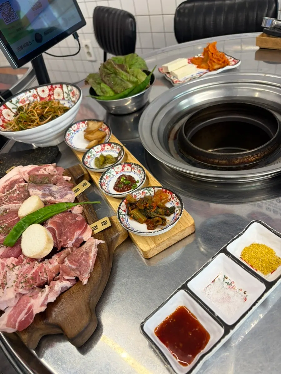 상추 고추 파절이 김치 장아찌 밑반찬 상차림