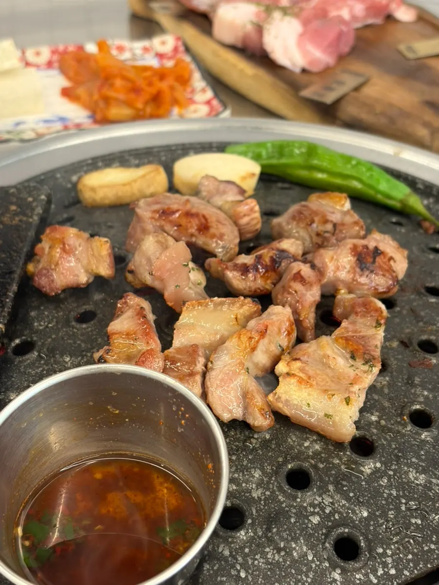 불판에서 익어가는 뒷고기