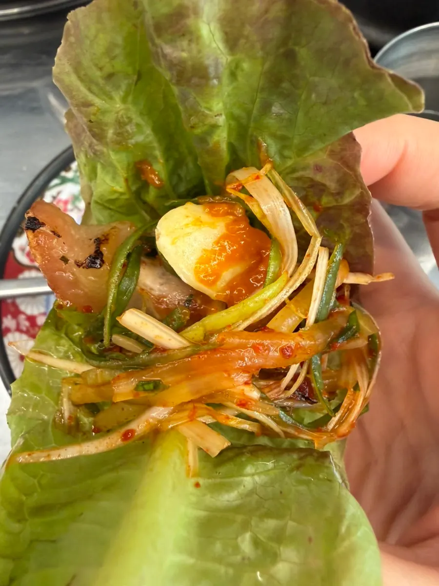 노릇하게 구워진 특수부위 한 점