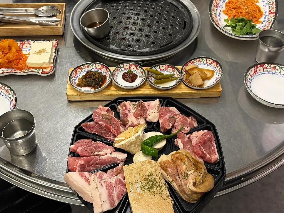 Meat spread at Dwitdon Sanghoe, Jeonpo Branch