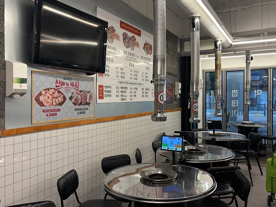 Interior view of Dwitdon Sanghoe, Jeonpo Branch
