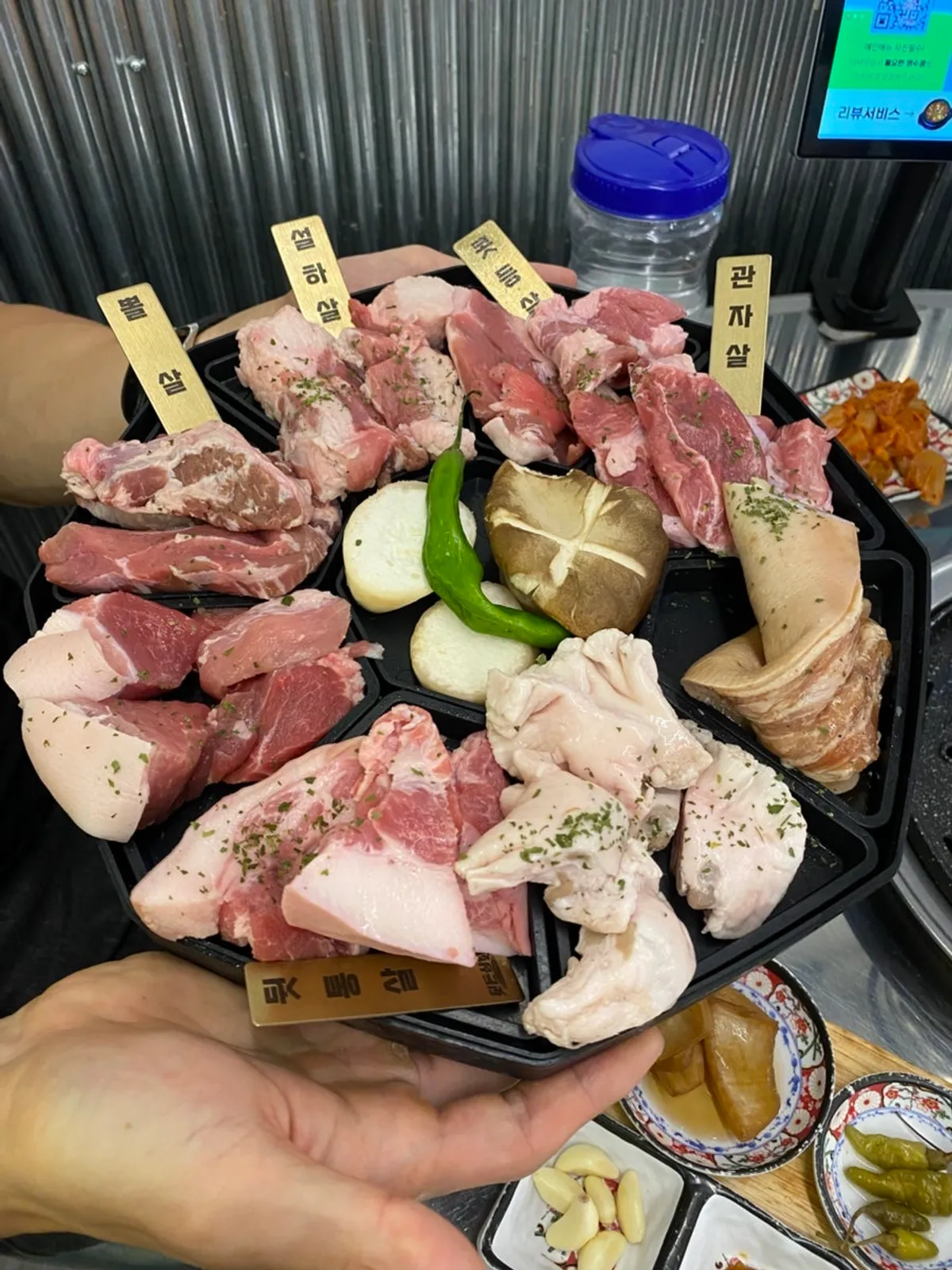 뒷돈상회 전포점 외관과 간판