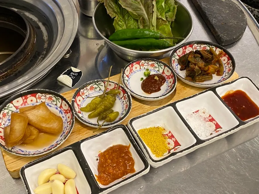 두부김치와 비빔국수가 포함된 기본 세팅