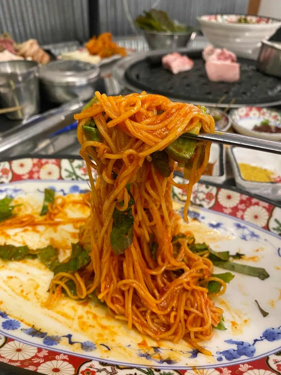 새콤달콤한 비빔국수 한 그릇