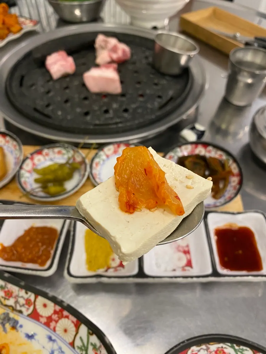 셀프바에서 무한리필되는 두부김치