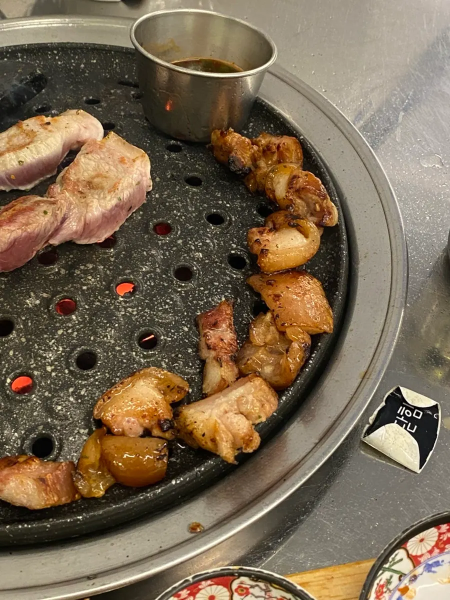 껍데기가 두껍게 붙은 뒷통살 구이
