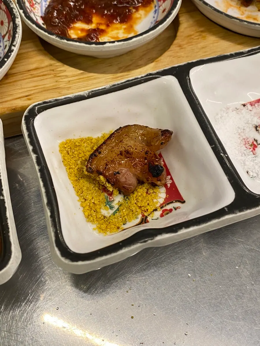 노릇하게 구운 뒷통살 한 점