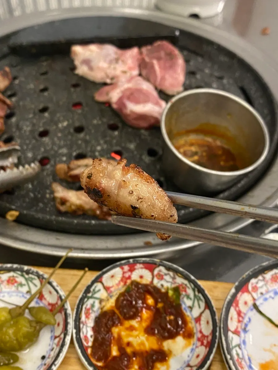 불판에 올린 뽈살 구이