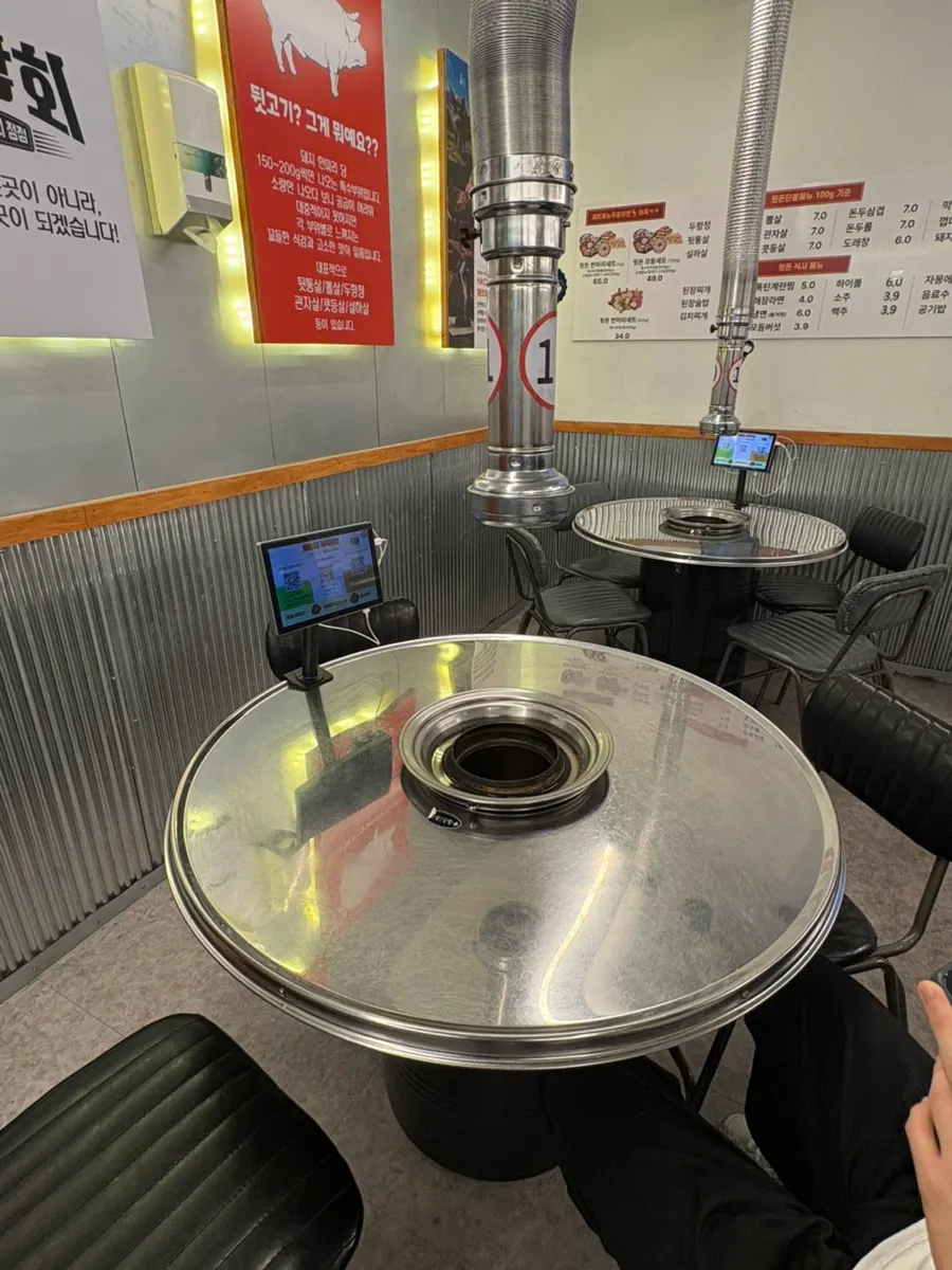 Table layout inside Dwitdon Sanghoe, Jeonpo Branch