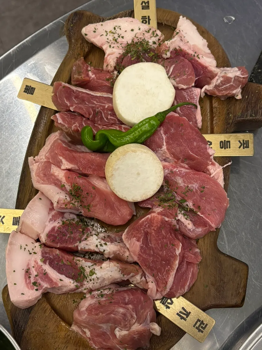 Various side dishes served with the meat