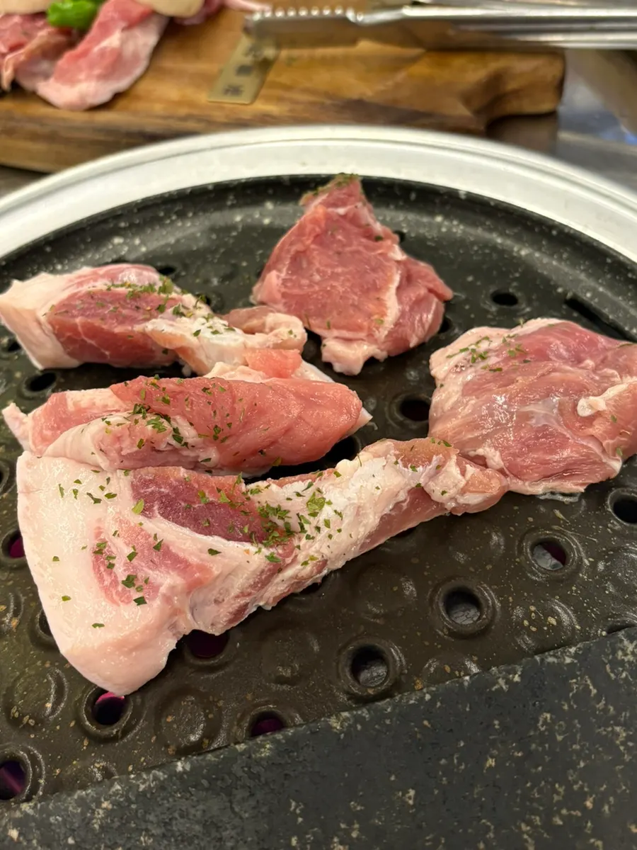 A plate of the 500g half-portion rare-cut set