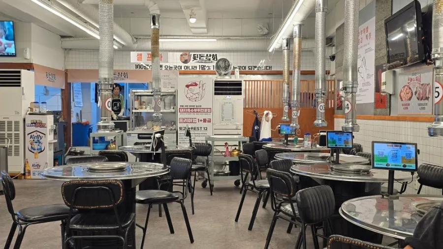 Interior seating at Dwitdon Sanghoe, Jeonpo Branch