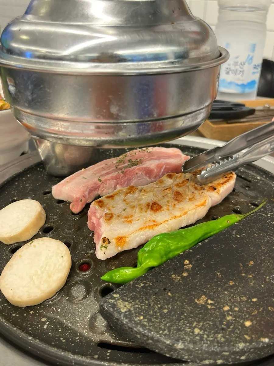 명품 한돈 생삼겹살 굽는 모습