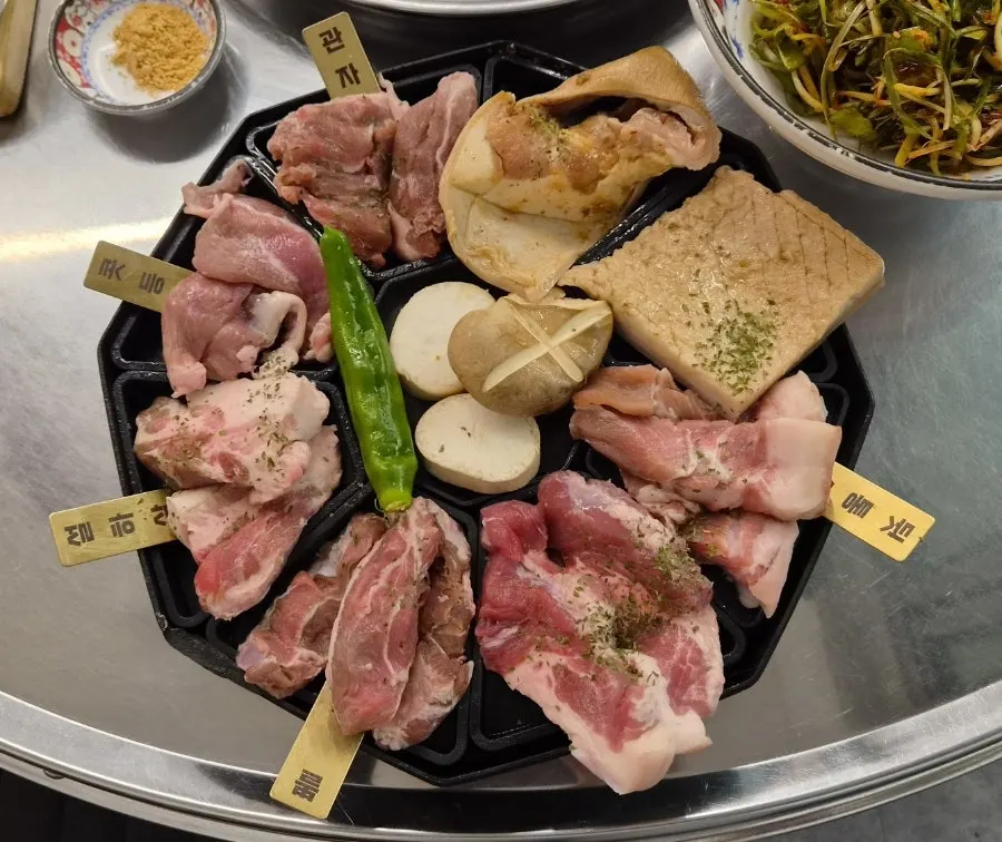 부위 이름표가 꽂힌 특수부위 모듬 접시