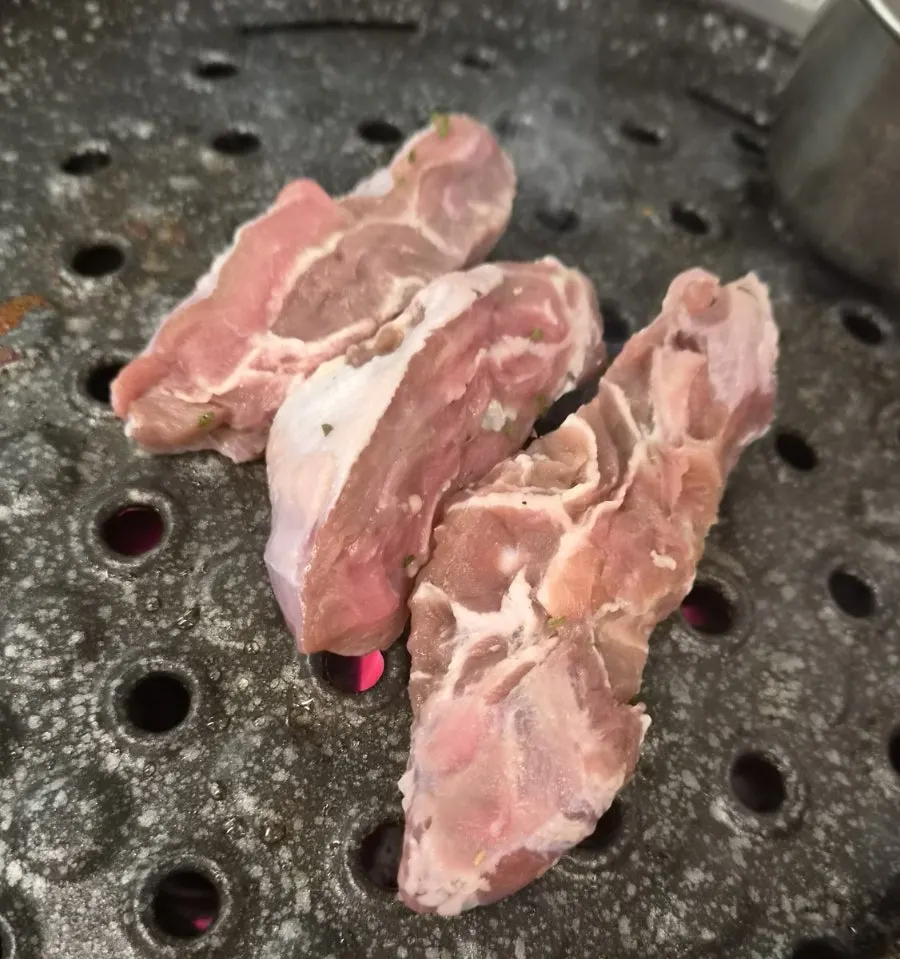 구워진 흑돼지 앞다리살 한 점