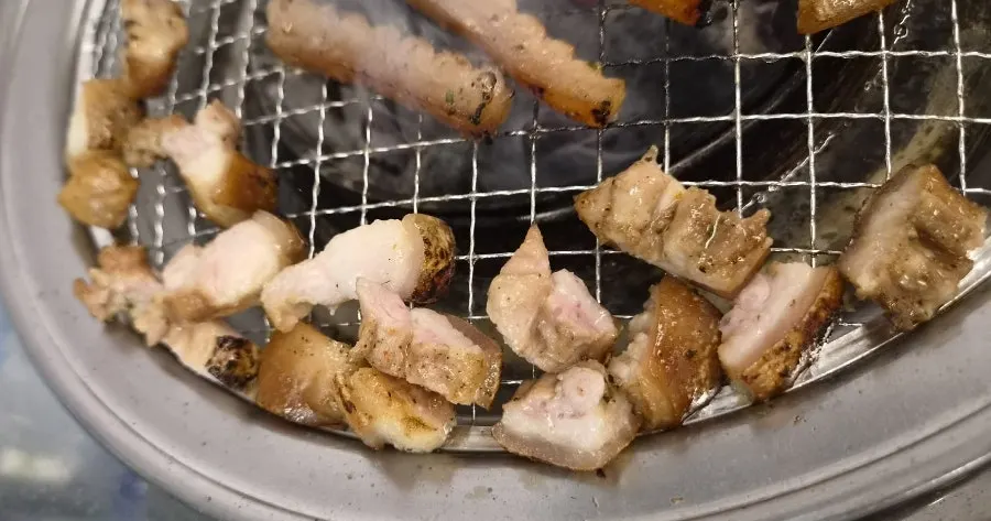 노릇하게 익힌 돼지꼬리