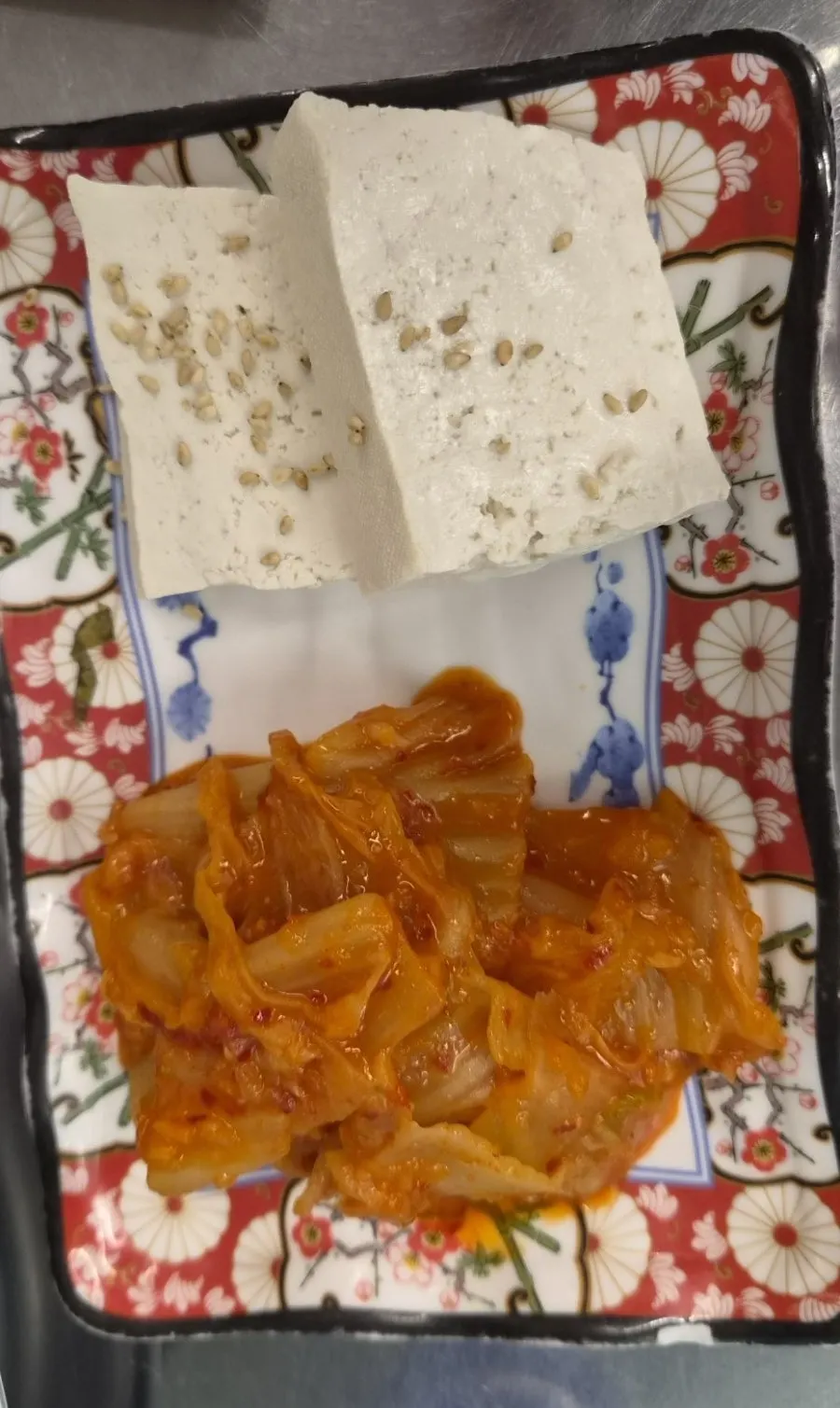 장아찌와 소스가 놓인 밑반찬 상차림
