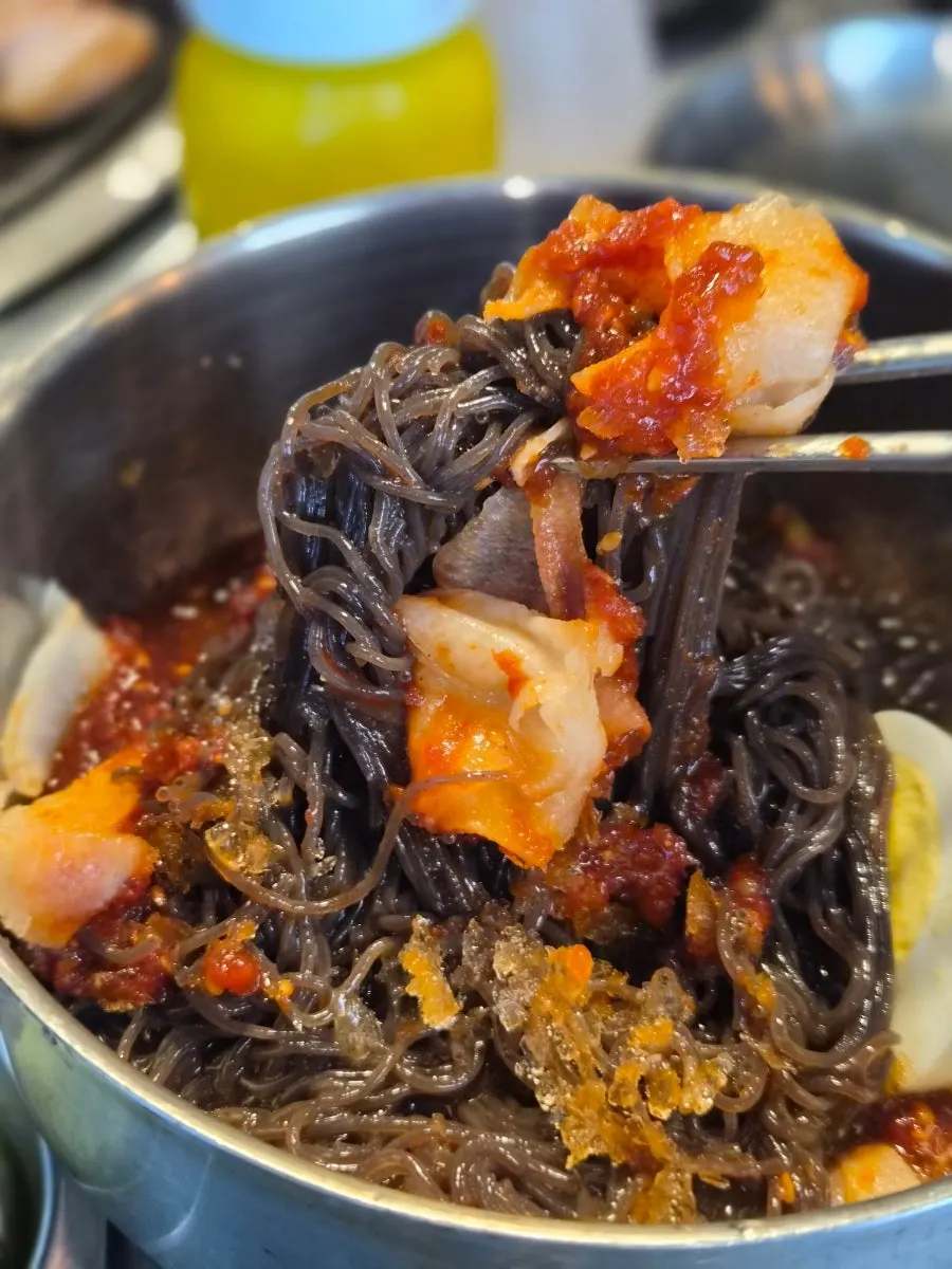 Ddotgalbi with bone and meat separated by staff