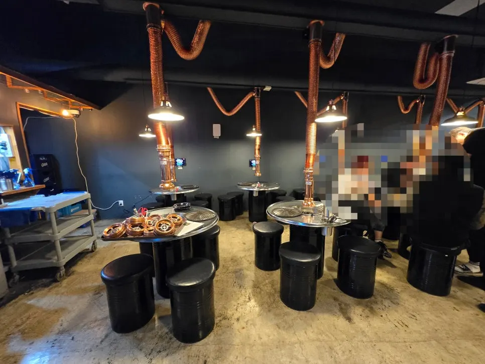 Interior of Dwitgolmok Ddotgalbi with wide table spacing