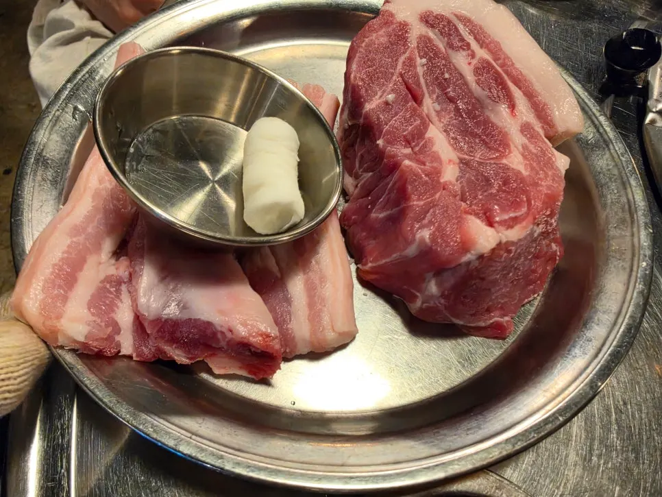 Ordered 2 servings of Jeju teukmoksal and 1 serving of Jeju ddotgalbi