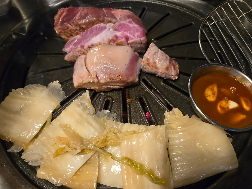 Thick teukmoksal grilling on the pan