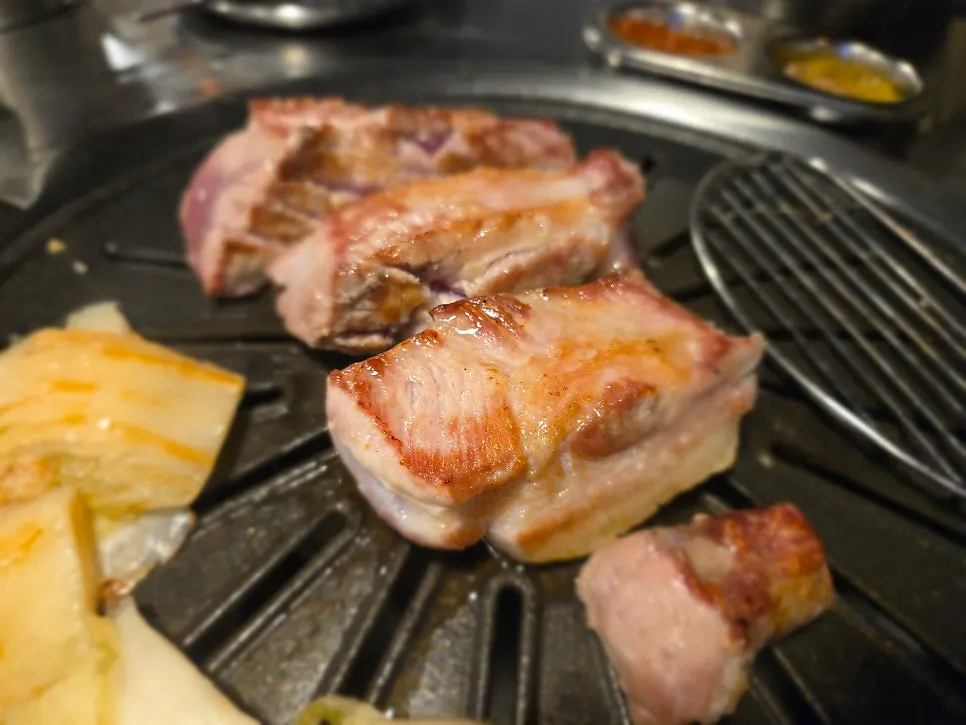 Grilling scene showing the thickness of the teukmoksal