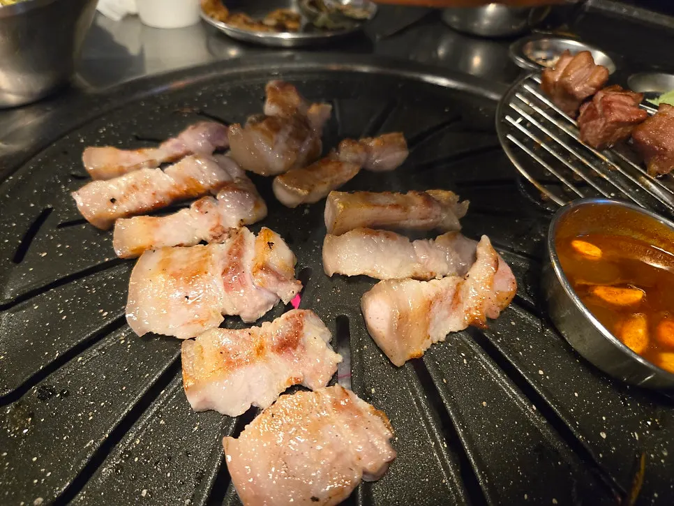 One serving of Jeju ddotgalbi grilling on the pan