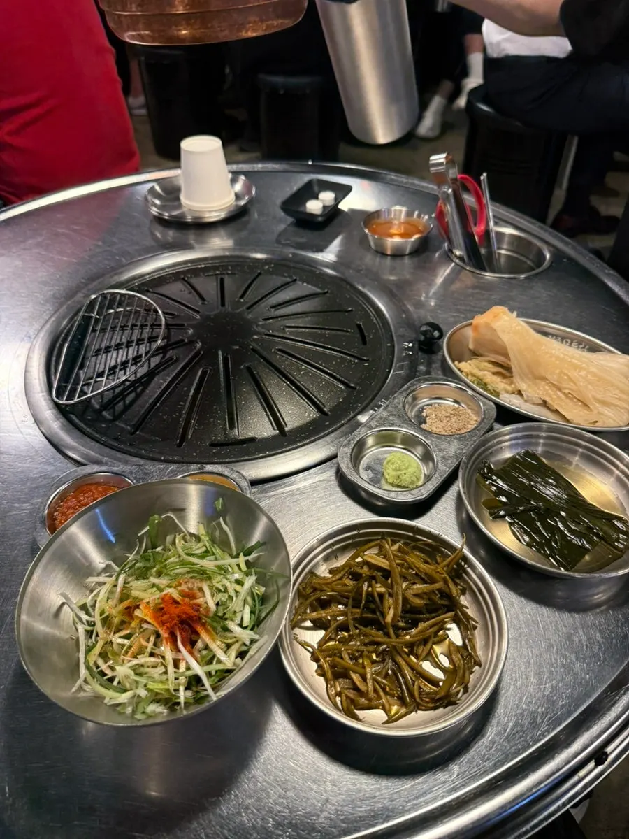 Table setting with ordered Jeju teukmok-sal and Jeju ddotgalbi