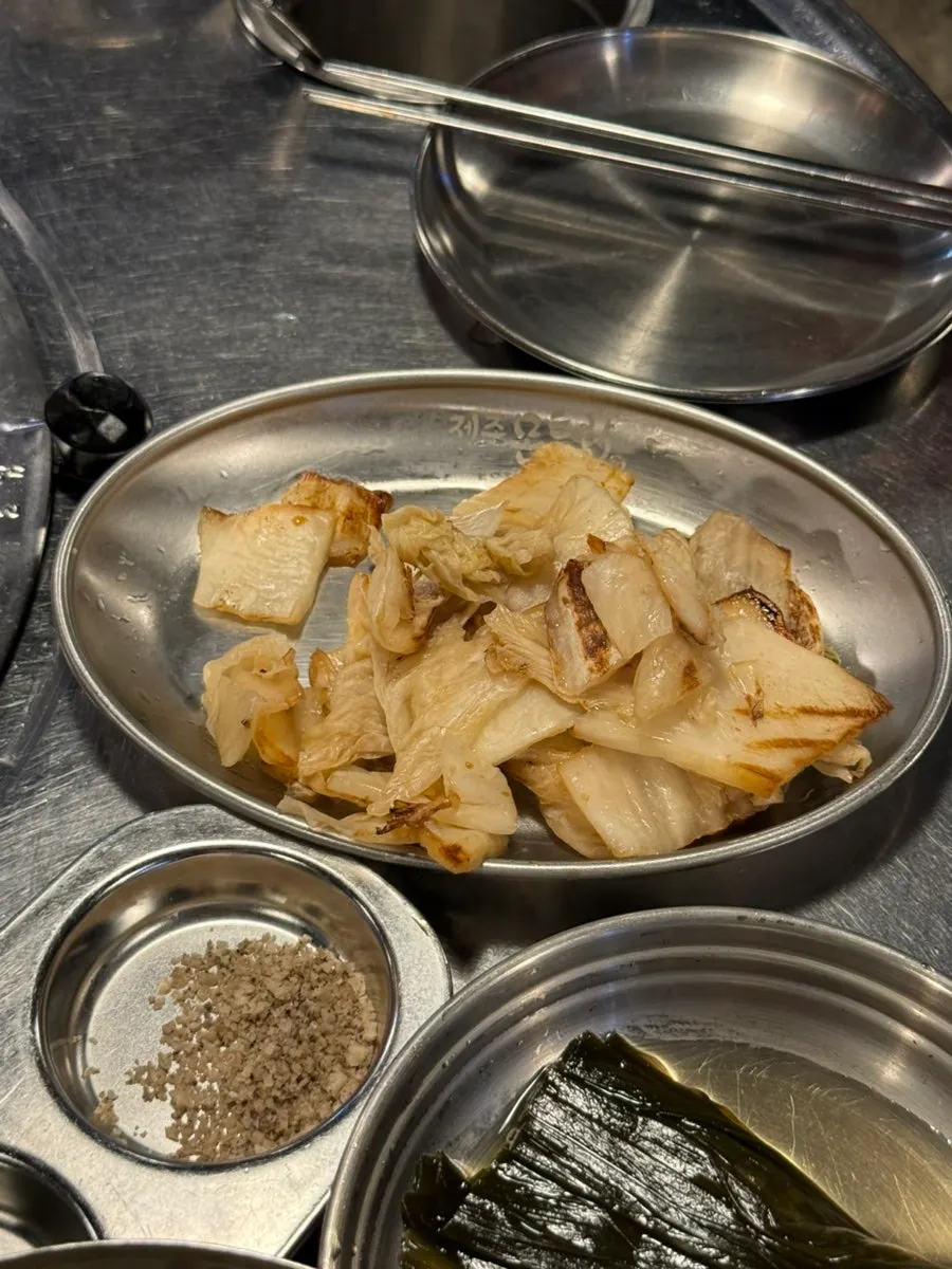 Fully cooked Jeju teukmok-sal set aside on the grill