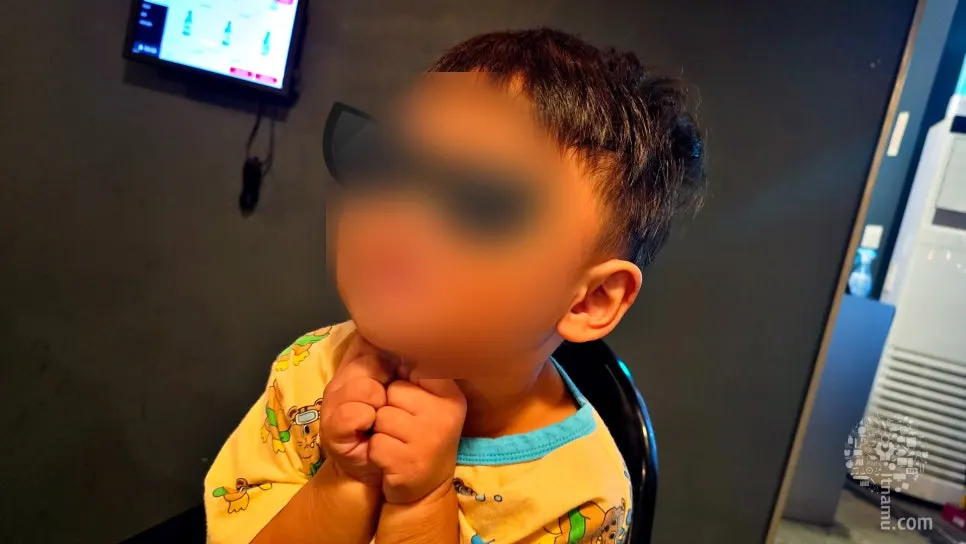 불판과 소스가 놓인 테이블 세팅