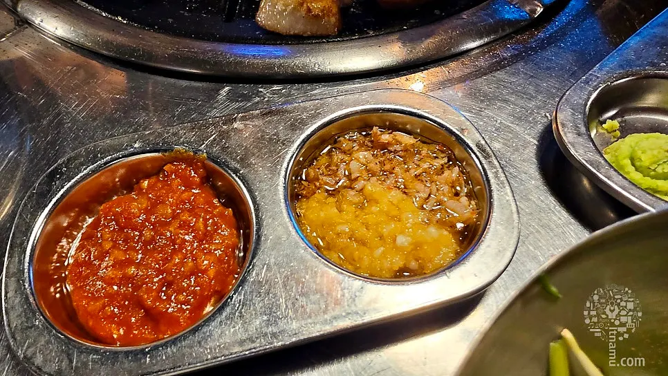 소금과 고추냉이를 올린 목살 한 점