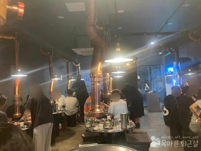 테이블 간격이 가까운 활기찬 홀 내부