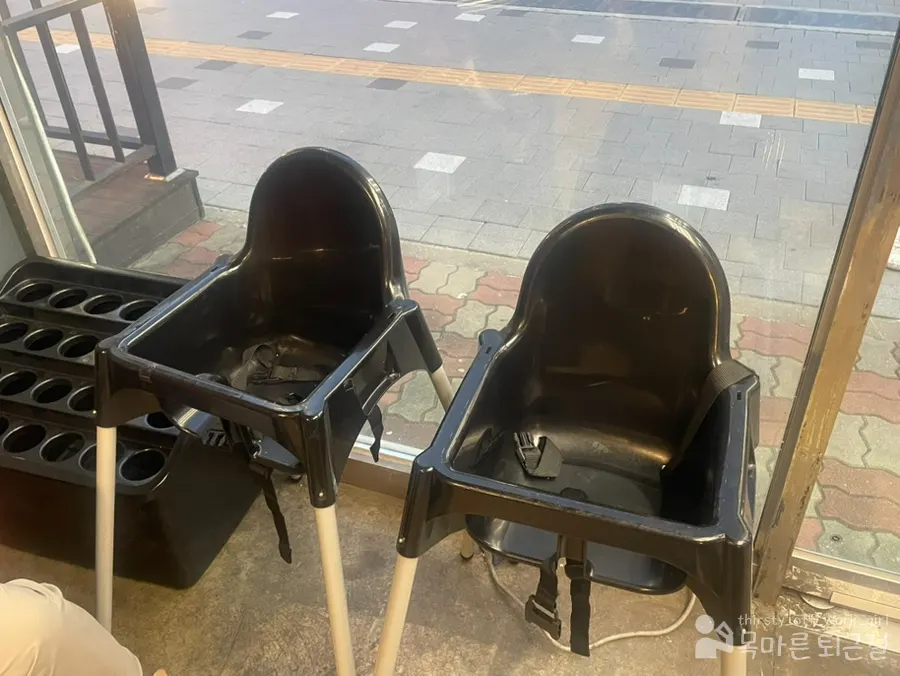 매장에 준비된 유아용 의자