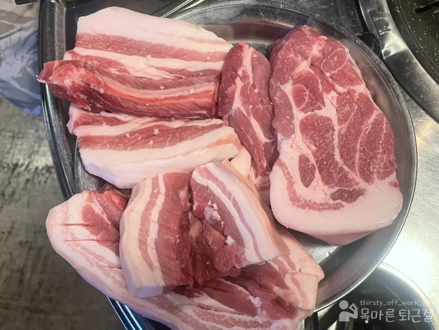 주문한 제주돗갈비와 특목살 생고기 상차림