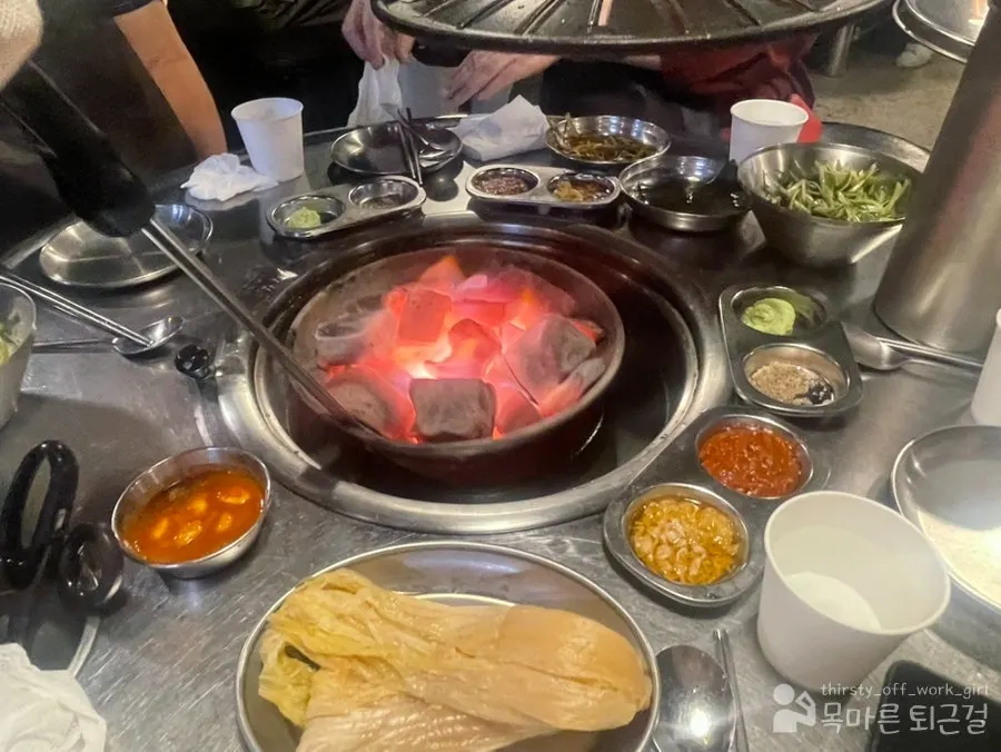 테이블에 들어온 뜨거운 숯불