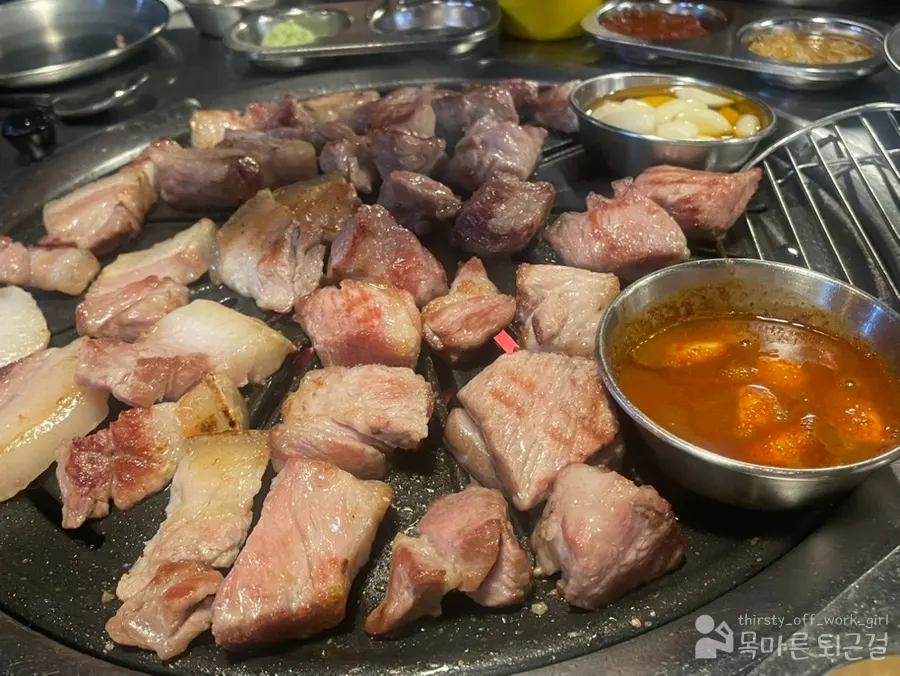 직원이 먹기 좋게 잘라준 고기