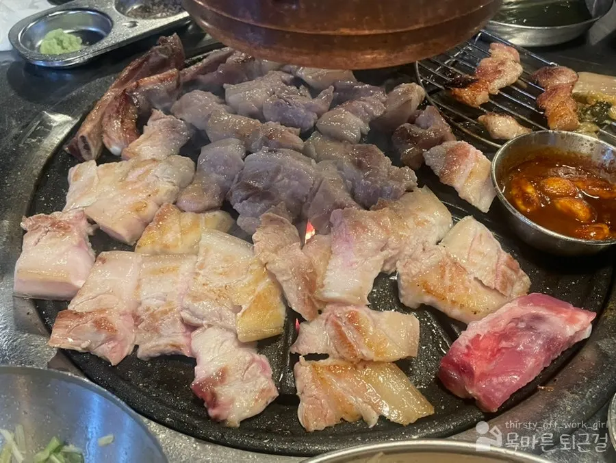 갈비뼈를 분리한 제주돗갈비 오겹살