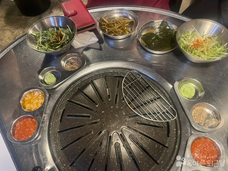 고기와 함께 나온 반찬과 소스 한상