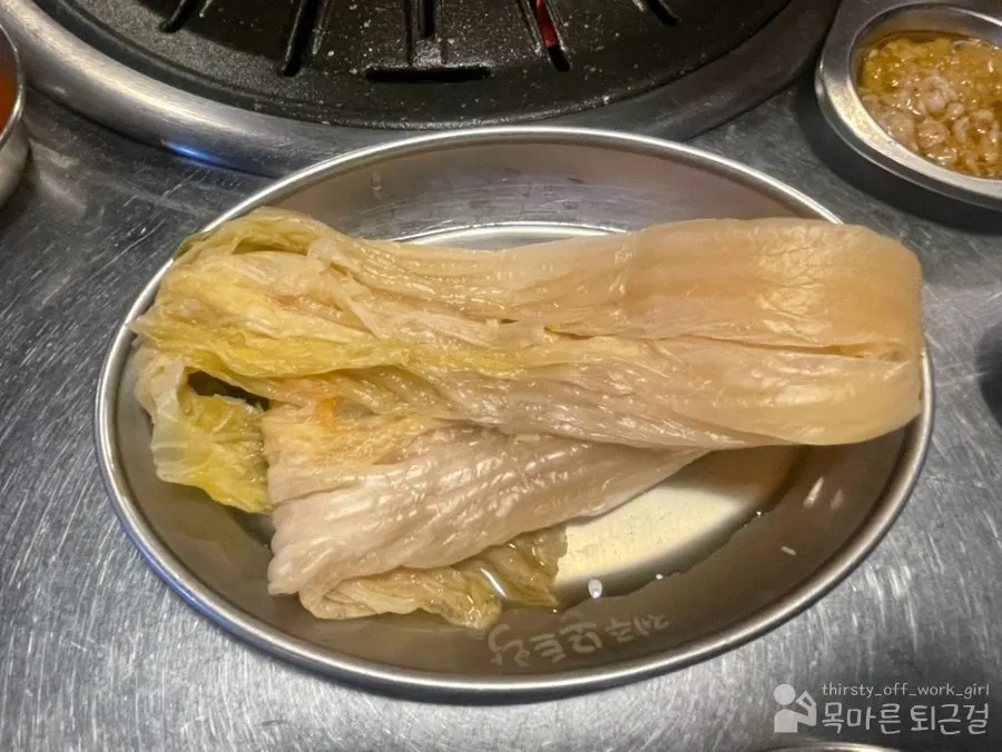 네 가지 소스와 반찬 접시
