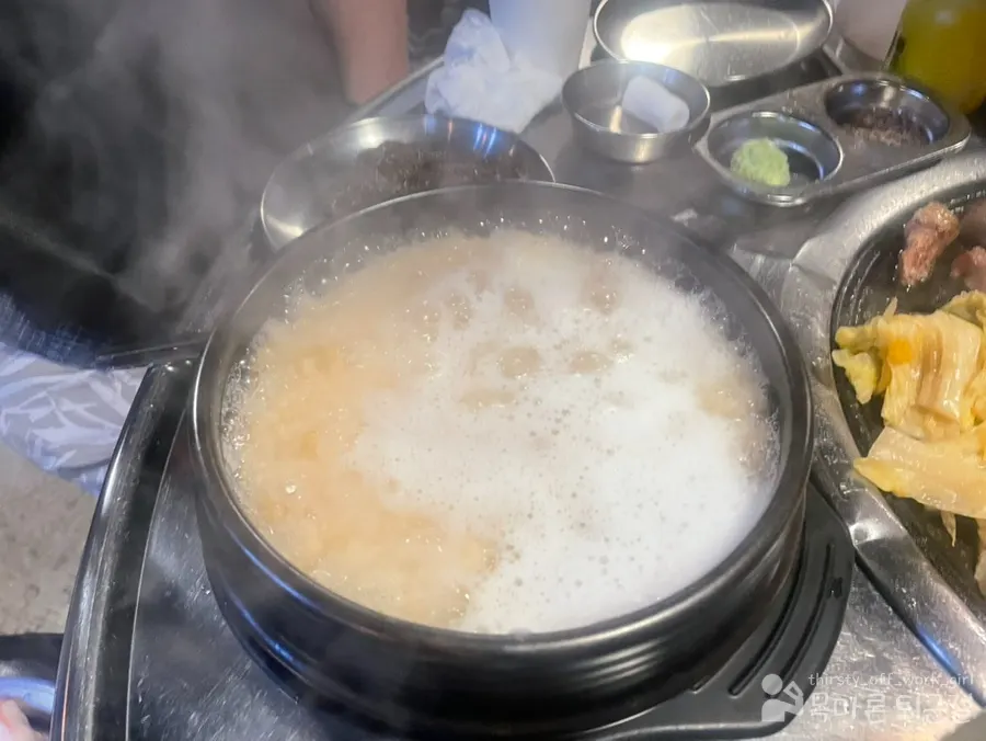 찌개와 냉면이 적힌 사이드 메뉴