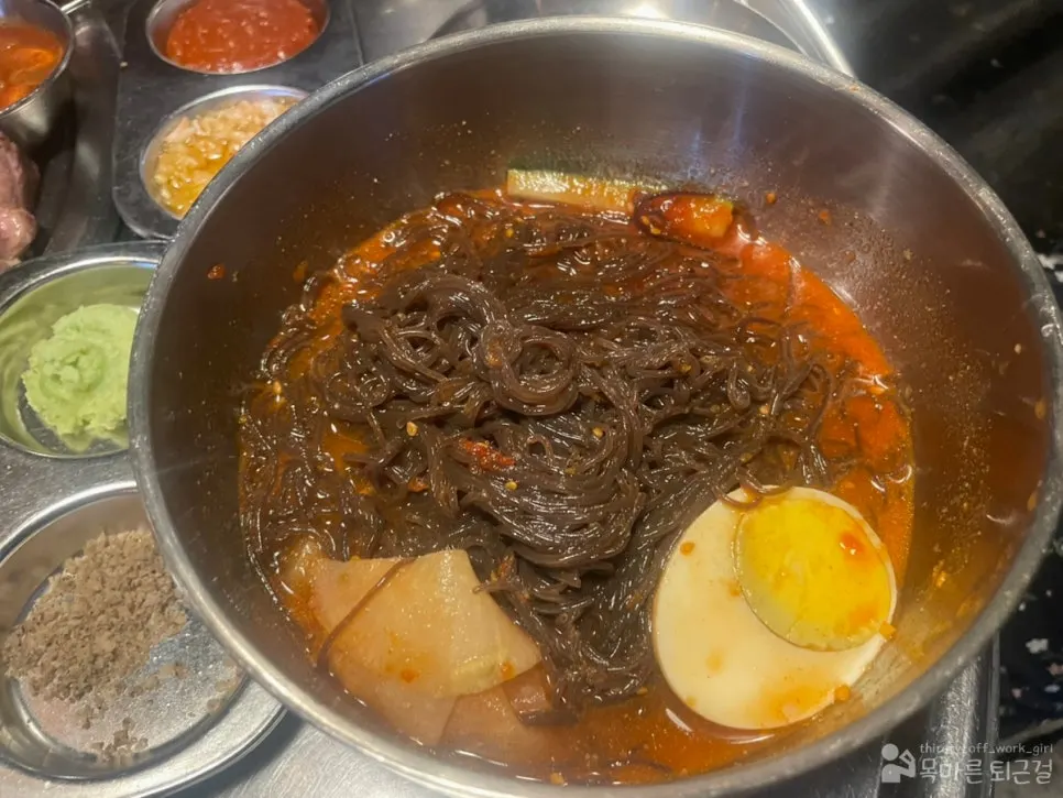 매콤새콤한 양념의 비빔냉면