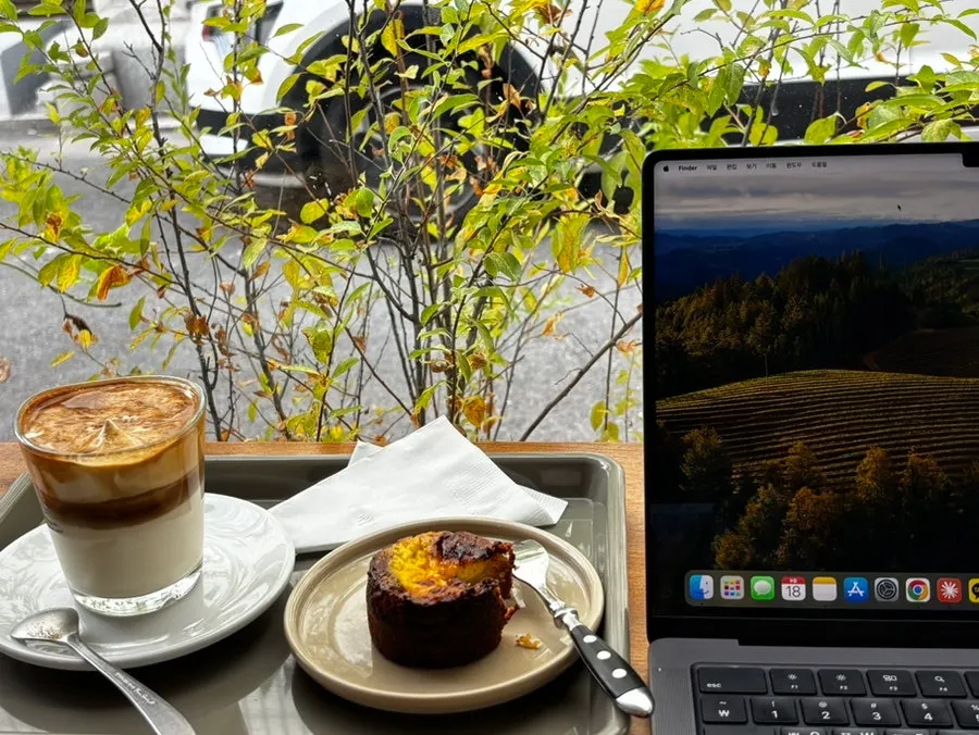 Laptop and drink set on a café table