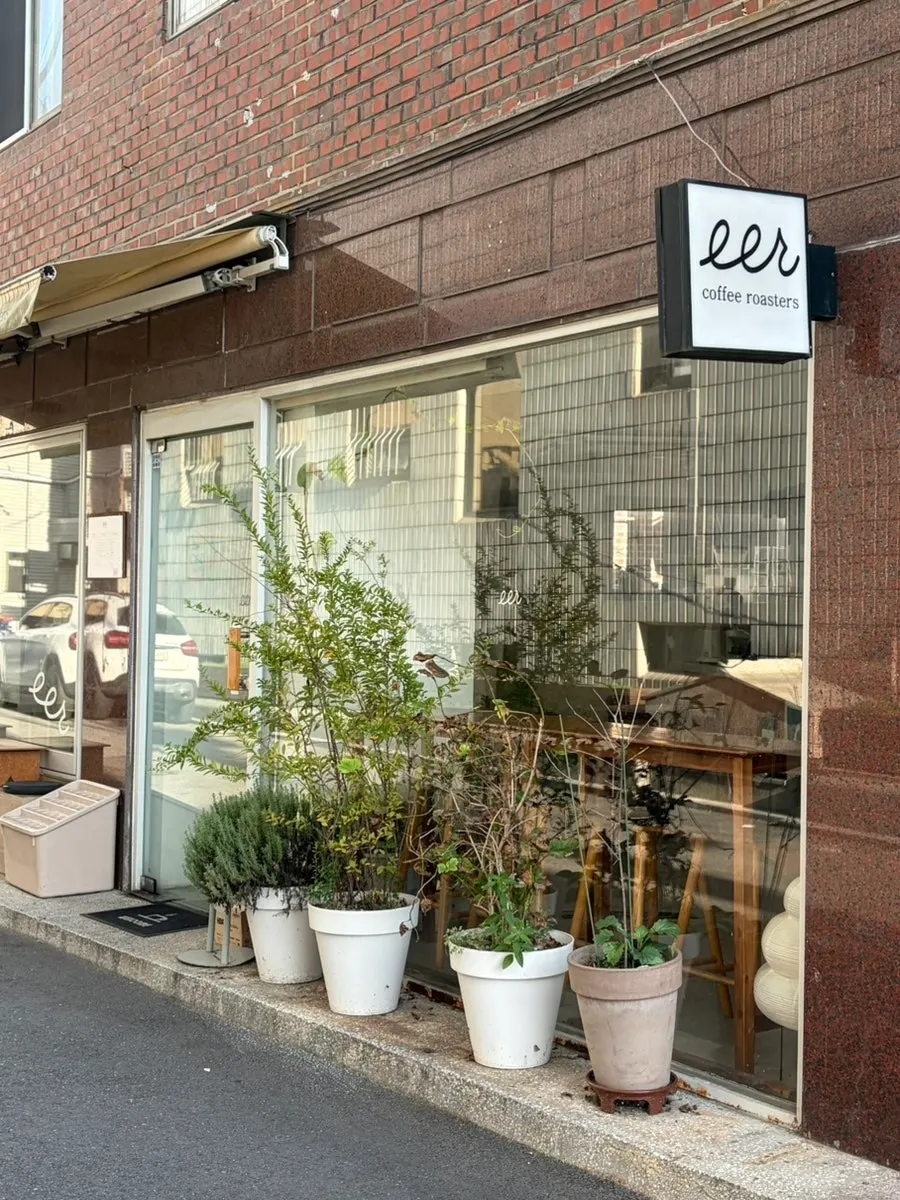 Exterior of Ieo Coffee Roasters Gongdeok Branch in an alley off the Gyeongui Line Forest Trail