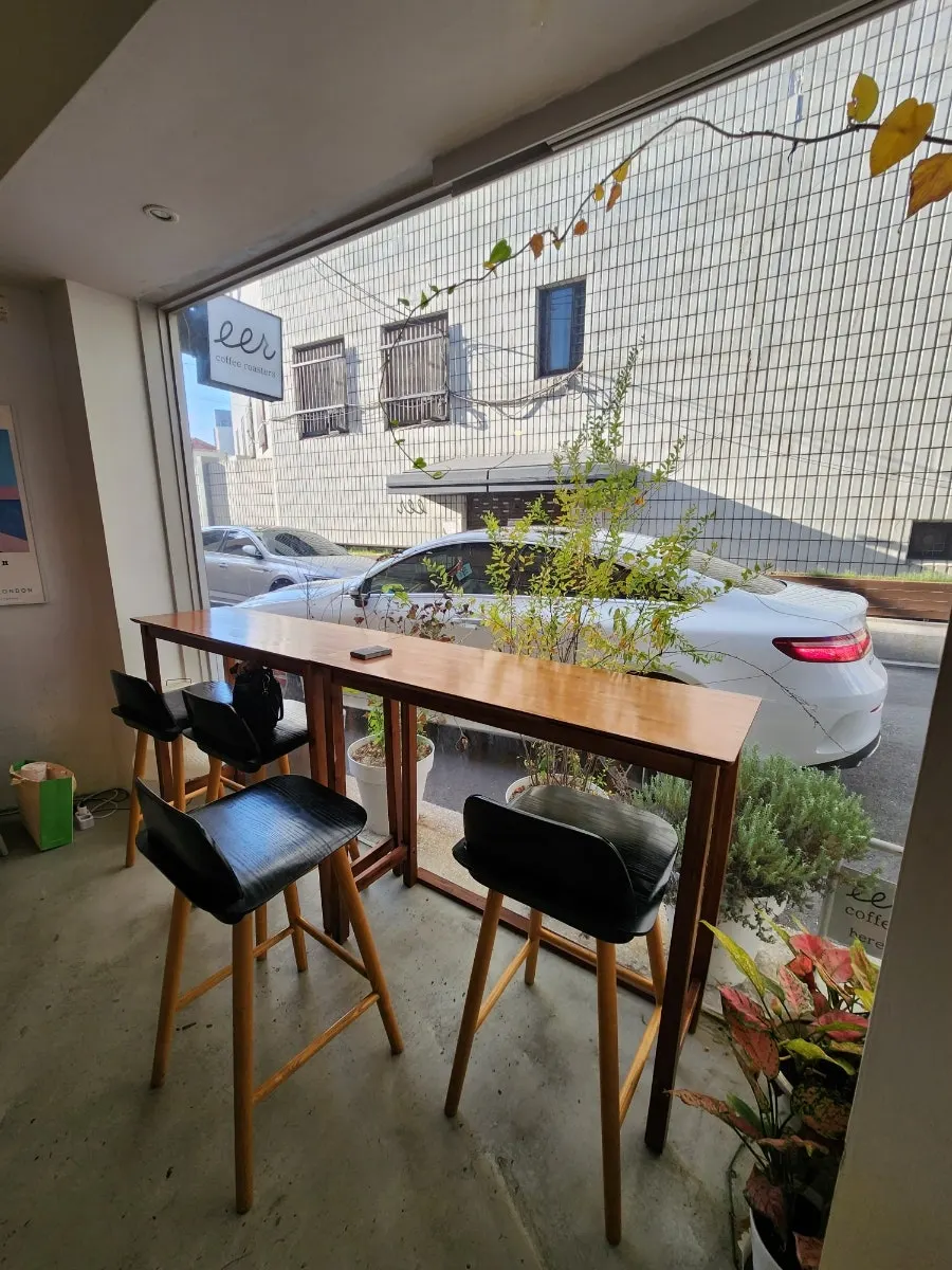 따뜻한 분위기의 카페 좌석과 창가