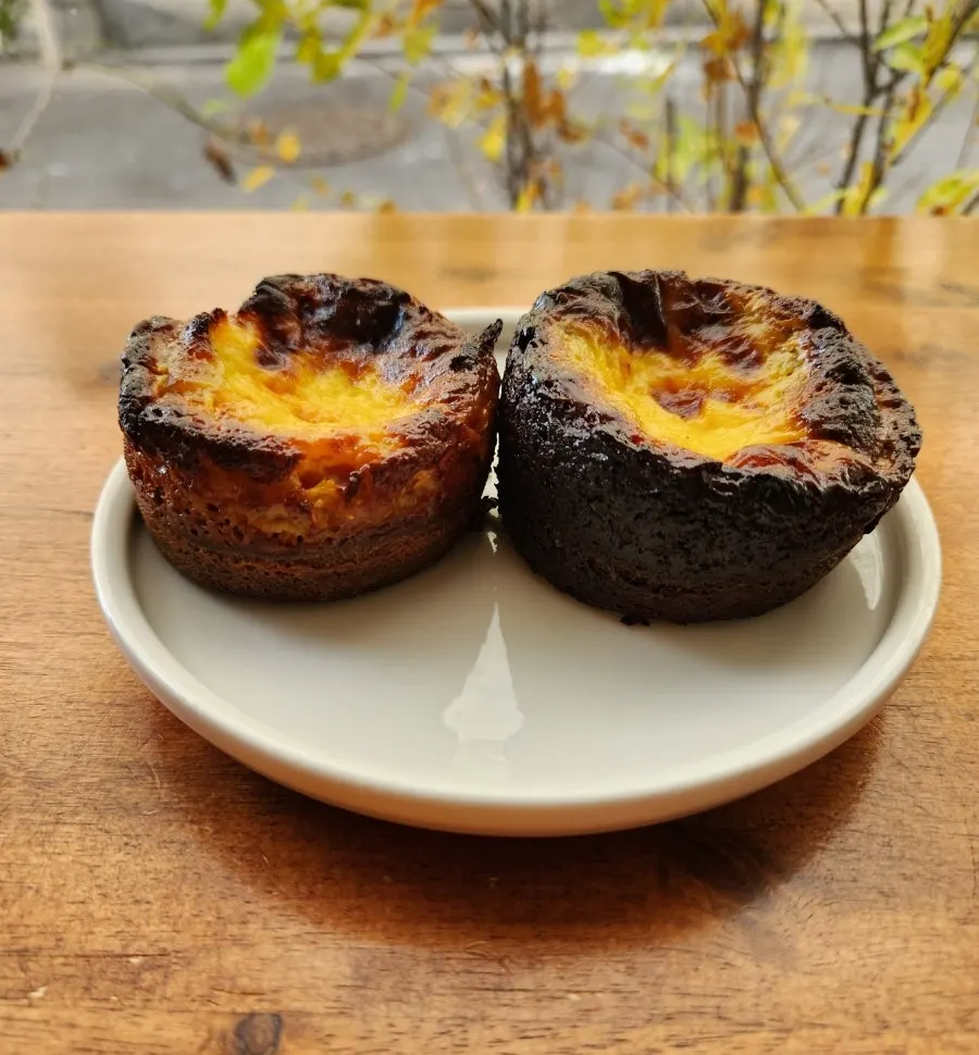 접시에 담긴 에그 휘낭시에 두 개