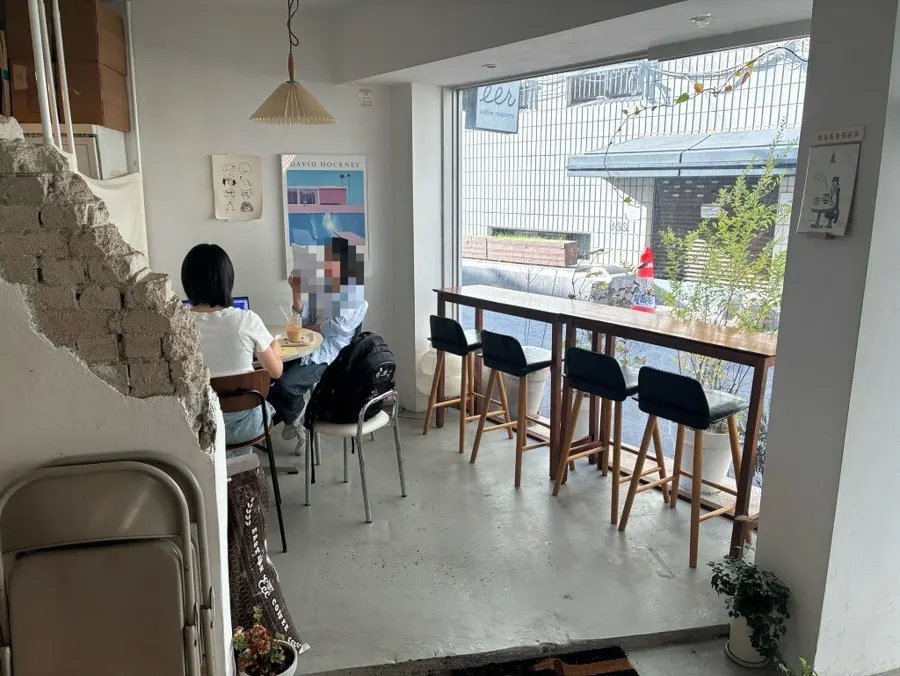 편안한 분위기의 이어커피로스터스 실내