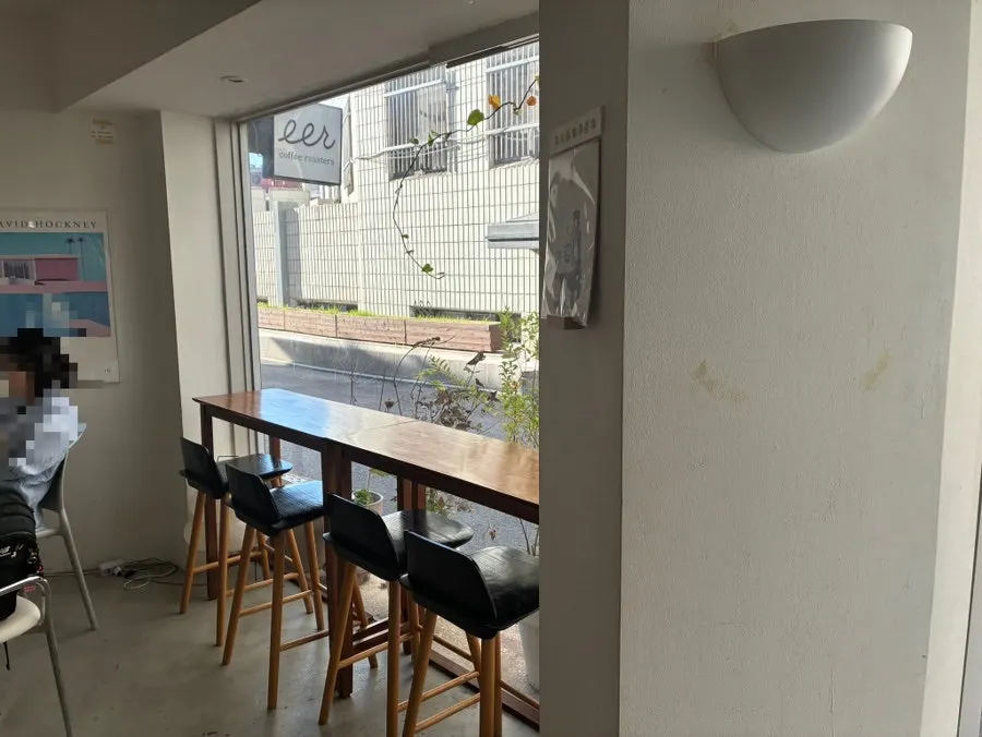 이어커피로스터스 공덕점 창가 자리와 조명